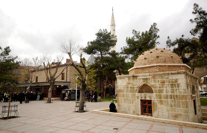تربت و مسجد شمس تبریزی - Photo: www.mustafacambaz.com