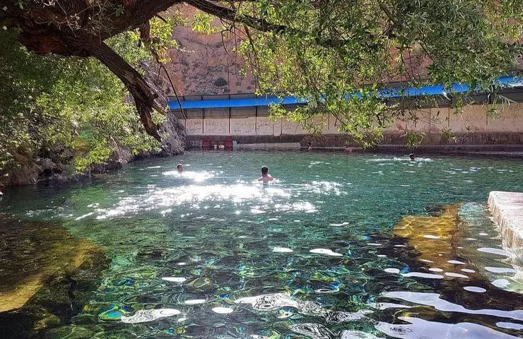 استخر طبیعی: جایی برای آبتنی و آرامش