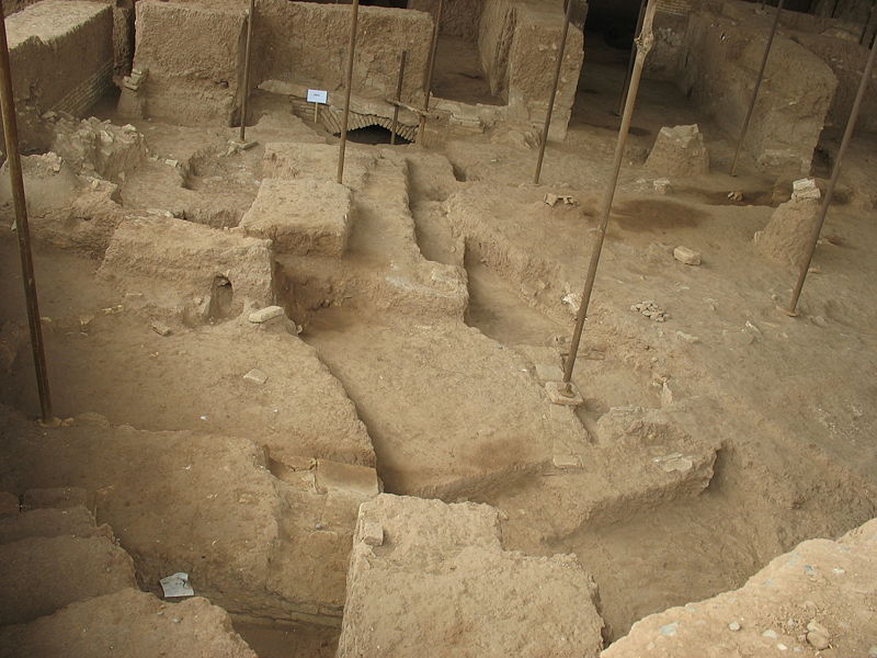 سایت تاریخی شادیاخ | بخشی از کاخ که درگاه سیاه‌چال در آن دیده می‌شود.