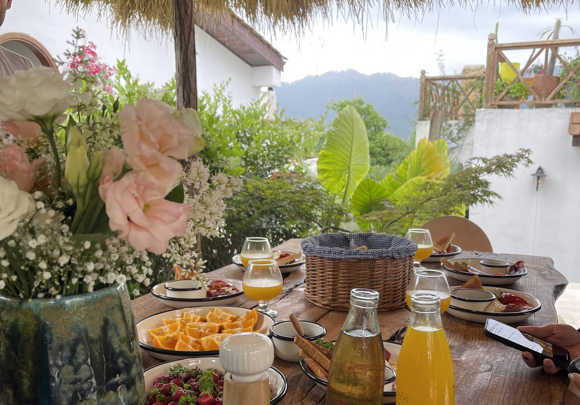صبحونه در ویلا کُنُس - عکس از: toptourist | سفرنامه گیلان