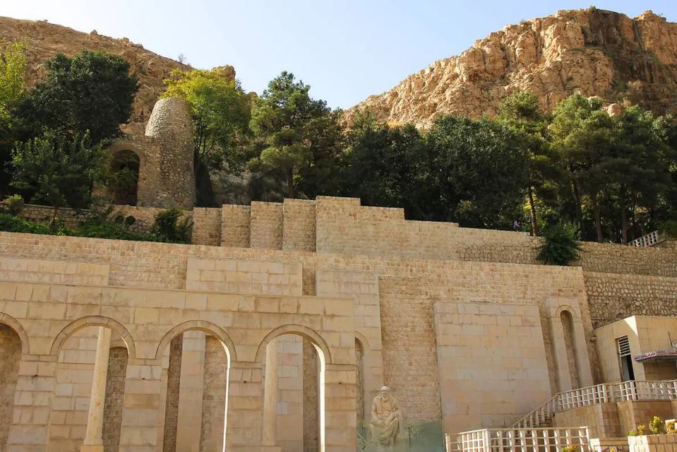 اطراف دروازه قرآن